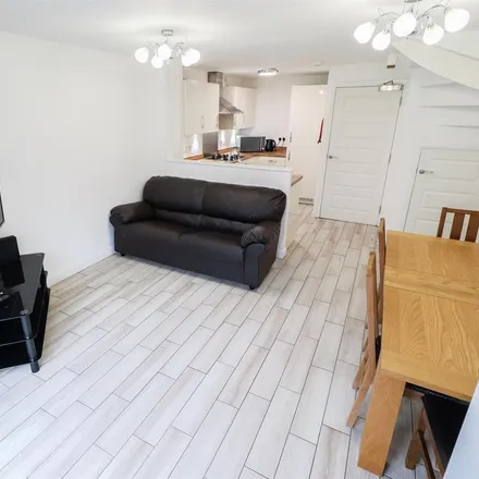 Image 7 - 14 Canal View, Daimler Green, CV1 4LQ, United Kingdom - House for rent
