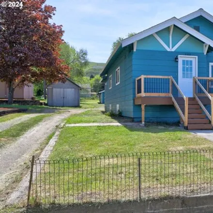 Buy this 2 bed house on 2274 East 10th Street in The Dalles, OR 97058