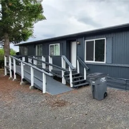 Buy this studio apartment on 844 2nd Avenue Northeast in Soap Lake, Grant County