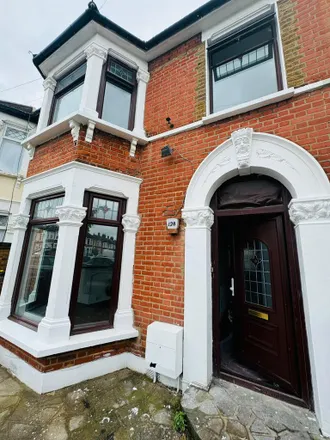 Rent this 3 bed townhouse on Lansdowne Road in Seven Kings, London