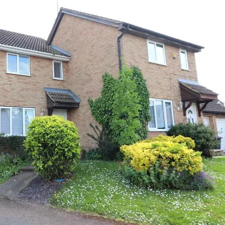 Rent this 3 bed townhouse on unnamed road in Luton, LU4 0YA