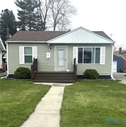 Buy this 3 bed house on 2555 108th Street in Shore Acres, Toledo