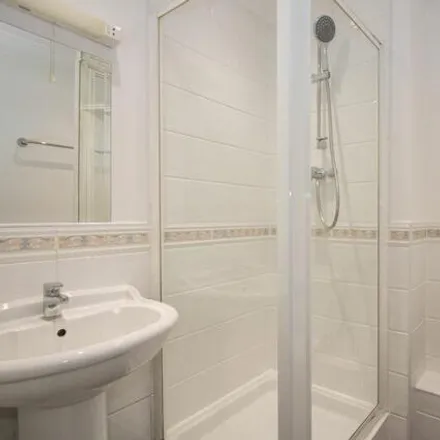 Image 7 - The Grange, Penarth, CF64 3UW, United Kingdom - Townhouse for rent