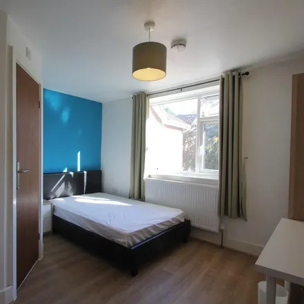 Rent this 5 bed room on High St / Albert St in High Street, Bromley