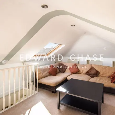 Rent this 3 bed apartment on Selborne Road in London, IG1 3AF