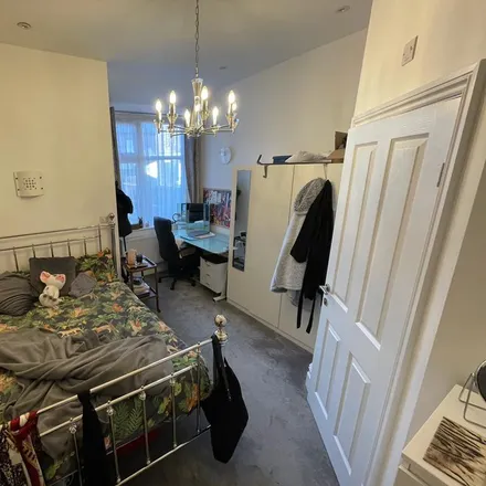 Image 2 - Kingswood Road, Manchester, M14 6SB, United Kingdom - Townhouse for rent