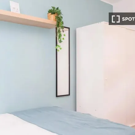 Rent this 4 bed room on Calle de Hilarión Eslava in 8, 50010 Zaragoza