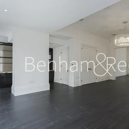 Rent this 5 bed townhouse on Hail & Ride The Grove in The Common, London
