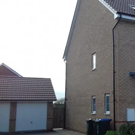Rent this 5 bed townhouse on 11 Brambling Avenue in Coventry, CV4 8NH