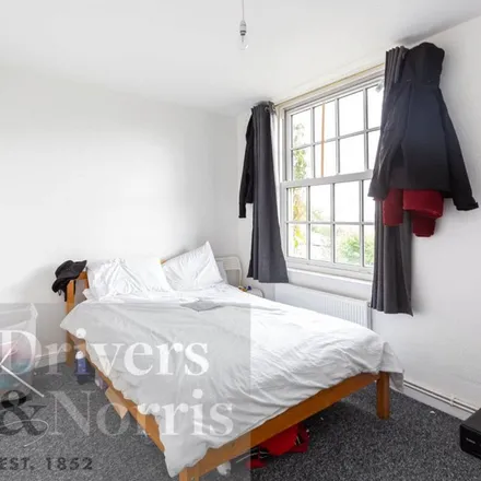 Rent this 4 bed apartment on Reede Road in London, RM10 7TA