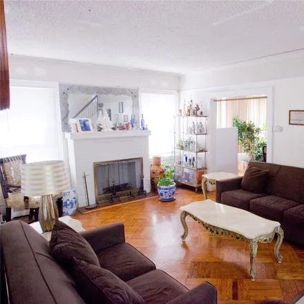 Image 2 - 223-2 109th Avenue, New York, NY 11429, USA - House for sale
