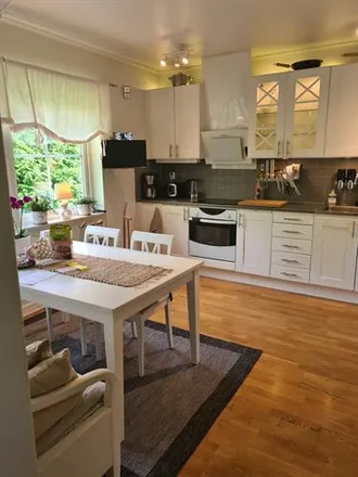 Rent this 5 bed house on Skrinnarvägen in 438 54 Grönhult, Sweden