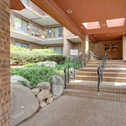 Image 2 - 143 Old Oak Drive, Buffalo Grove, IL 60089, USA - Condo for sale