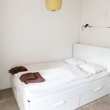 Rent this 2 bed apartment on DAS ESSZIMMER – Raum für Kunst+ in Mechenstraße 25, 53129 Bonn