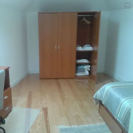 Rent this 4 bed room on Rua António Pedro