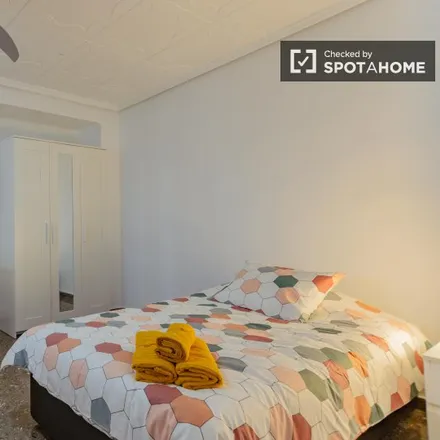 Rent this 4 bed room on Camí Nou in 20 / Farmacia, Avinguda del Camí Nou
