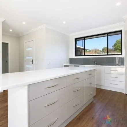 Image 2 - 13 Kenalmac Avenue, North Hill NSW 2350, Australia - Apartment for rent