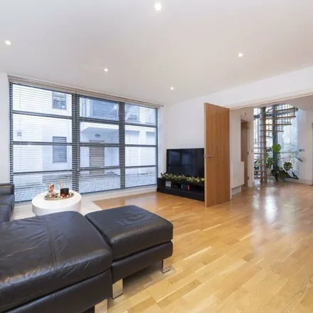 Rent this 3 bed apartment on Clare Lane in London, N1 3DA