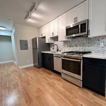 Rent this 1 bed apartment on 555 O'Farrell Street in San Francisco, CA 94102