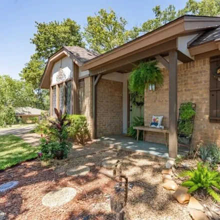 Image 2 - 2231 Aberdeen Drive, Tyler, TX 75703, USA - House for sale