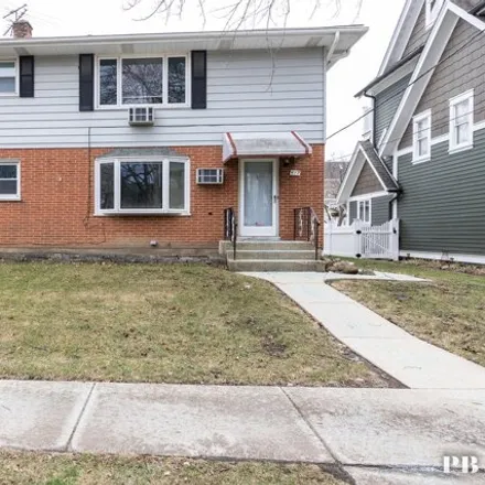 Rent this 3 bed house on 555 Broadway in Libertyville, IL 60048