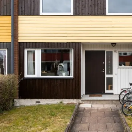 Rent this 5 bed townhouse on Håkantorpsgatan 94 in 724 76 Västerås, Sweden