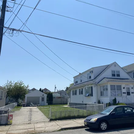 Buy this studio duplex on 128 West Cresse Avenue in Wildwood Crest, Cape May County