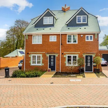 Rent this 4 bed duplex on Kilty Place in High Wycombe, HP11 1DG