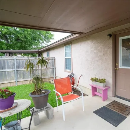 Image 2 - 327 South Water Lane, New Braunfels, TX 78130, USA - Duplex for sale