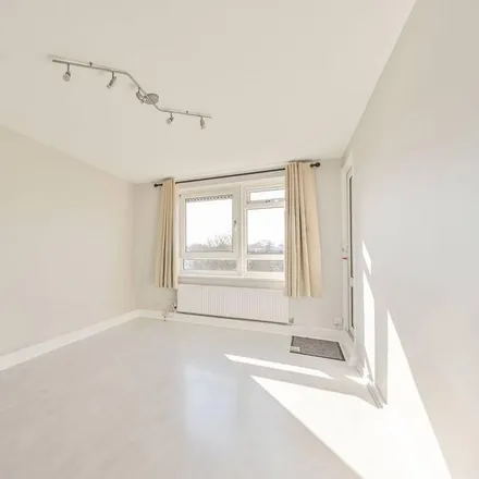 Rent this 3 bed apartment on Primrose Court in Hydethorpe Road, London