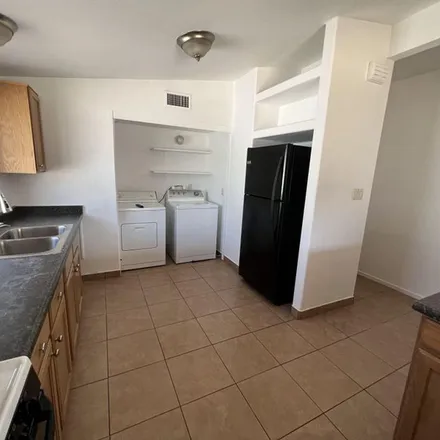 Image 3 - 2035 Palora Avenue, Winchester, NV 89169, USA - Apartment for rent