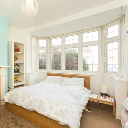 Rent this 6 bed room on Evesham Way in London, IG5 0EQ