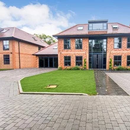 Rent this 6 bed house on Pinewood Close in Iver Heath, SL0 0QS