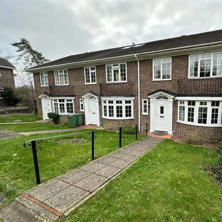 Rent this 3 bed townhouse on Greenbanks Gardens in Fareham, PO16 8SF
