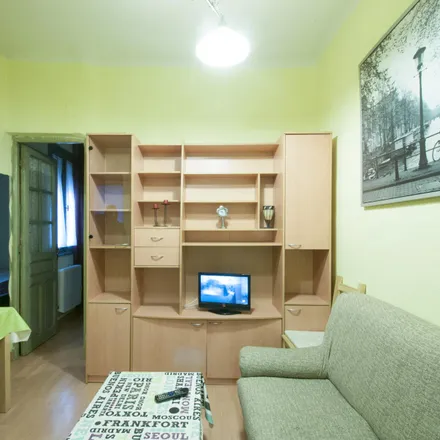 Rent this 2 bed apartment on Madrid in Calle de Méjico, 3