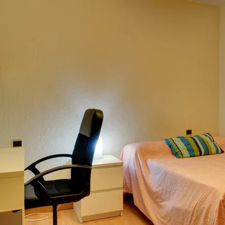 Rent this 5 bed room on Instituto Aragonés de Fomento in Calle del Teniente Coronel Valenzuela, 50004 Zaragoza