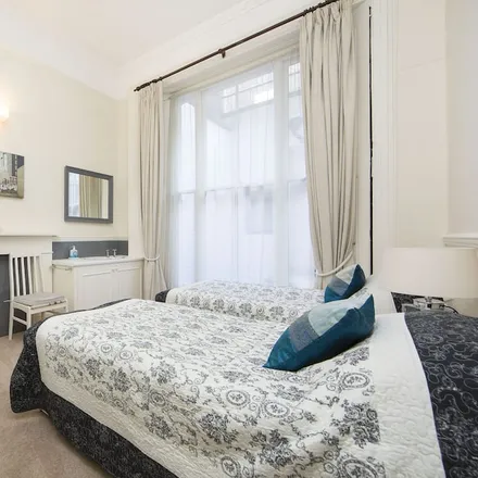 Rent this 3 bed apartment on London in W2 3AA, United Kingdom