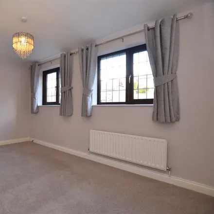Image 7 - Surrey Drive, Wordsley, DY6 8HR, United Kingdom - Townhouse for rent