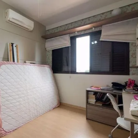 Buy this 4 bed apartment on Rua Ana Néri 235 in Petrópolis, Londrina - PR