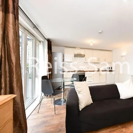 Image 5 - CBRE, 22 Westferry Road, Canary Wharf, London, E14 8LW, United Kingdom - Apartment for rent