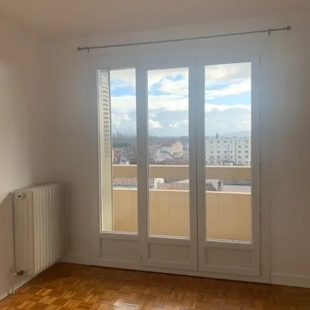 Rent this 3 bed apartment on 9 Rue Rampon in 07800 La Voulte-sur-Rhône, France
