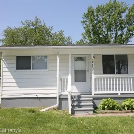 Buy this 2 bed house on 2668 Mott Avenue in Waterford Township, MI 48328