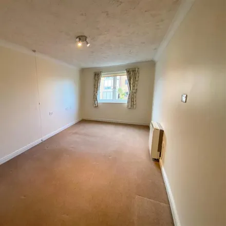 Image 3 - Potters Court, Darkes Lane, Potters Bar, EN6 2HZ, United Kingdom - Apartment for rent