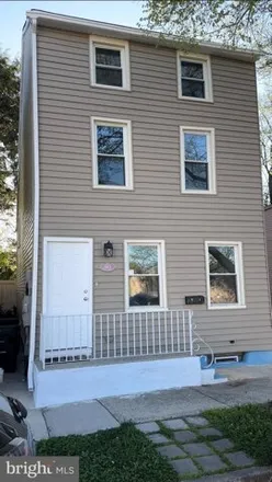 Buy this 5 bed house on 2 Kings Alley in Burlington, NJ 08016