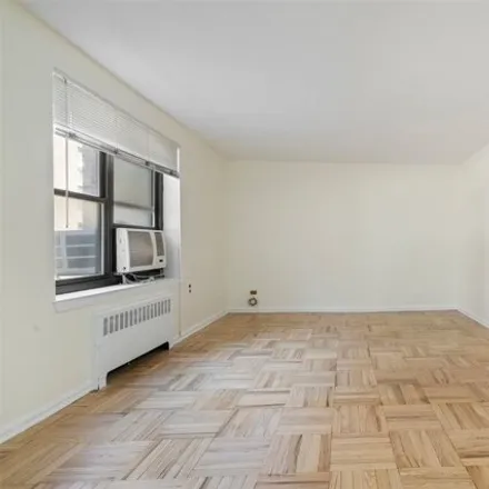 Image 2 - 32-22 91st Street, New York, NY 11369, USA - Apartment for sale