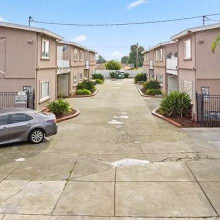 Buy this 24 bed house on 405 Sycamore Avenue in Hayward, CA 25426