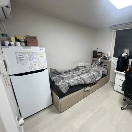 Rent this studio apartment on 서울특별시 관악구 신림동 1418-31