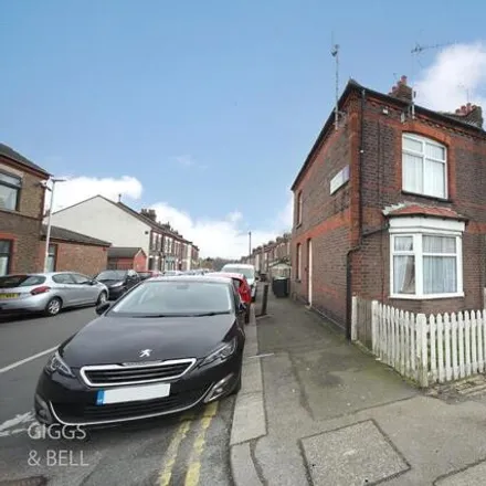 Buy this 3 bed townhouse on Moreton Road South in Luton, LU2 0TL