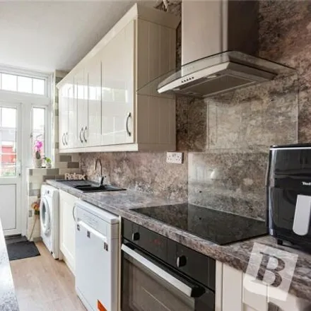 Image 2 - 26 Nutbrowne Road, London, RM9 6BQ, United Kingdom - Townhouse for sale