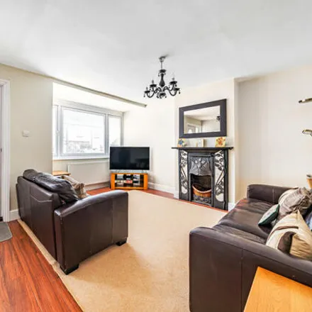 Image 5 - Orchard Grove, Chalfont St Peter, SL9 9EX, United Kingdom - Townhouse for sale